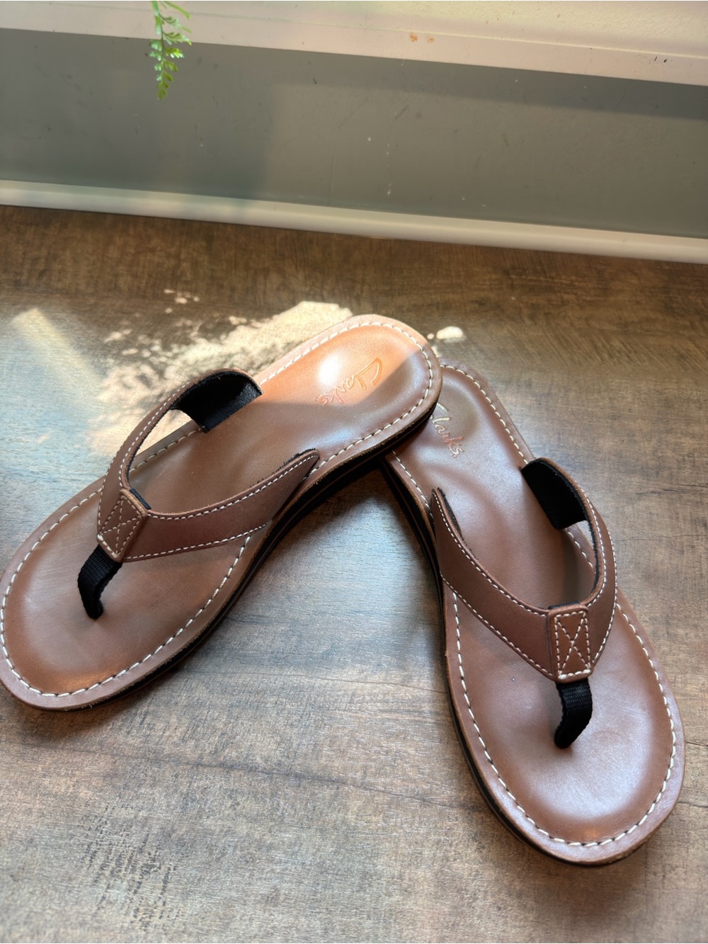 Clarks Women’s Brown Black Leather Thong Slip On Sandals Rubber Sole Size 9